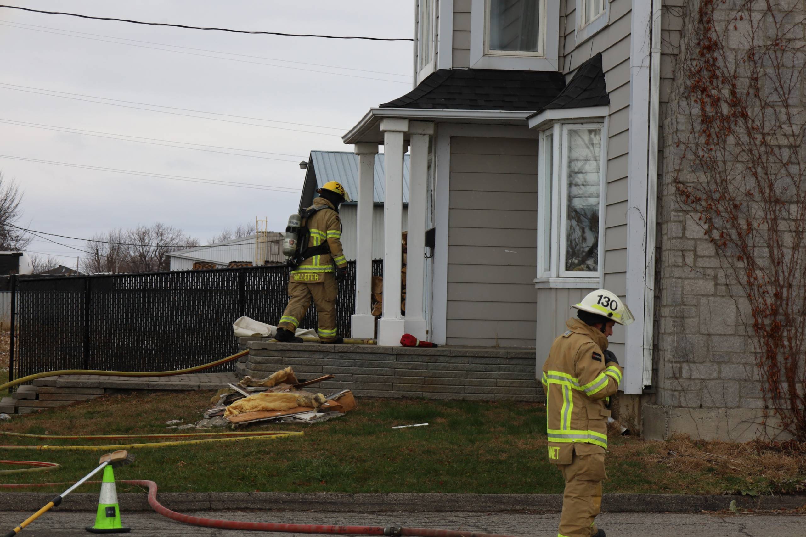 Un chien paralysé court en fauteuil roulant pour la première fois