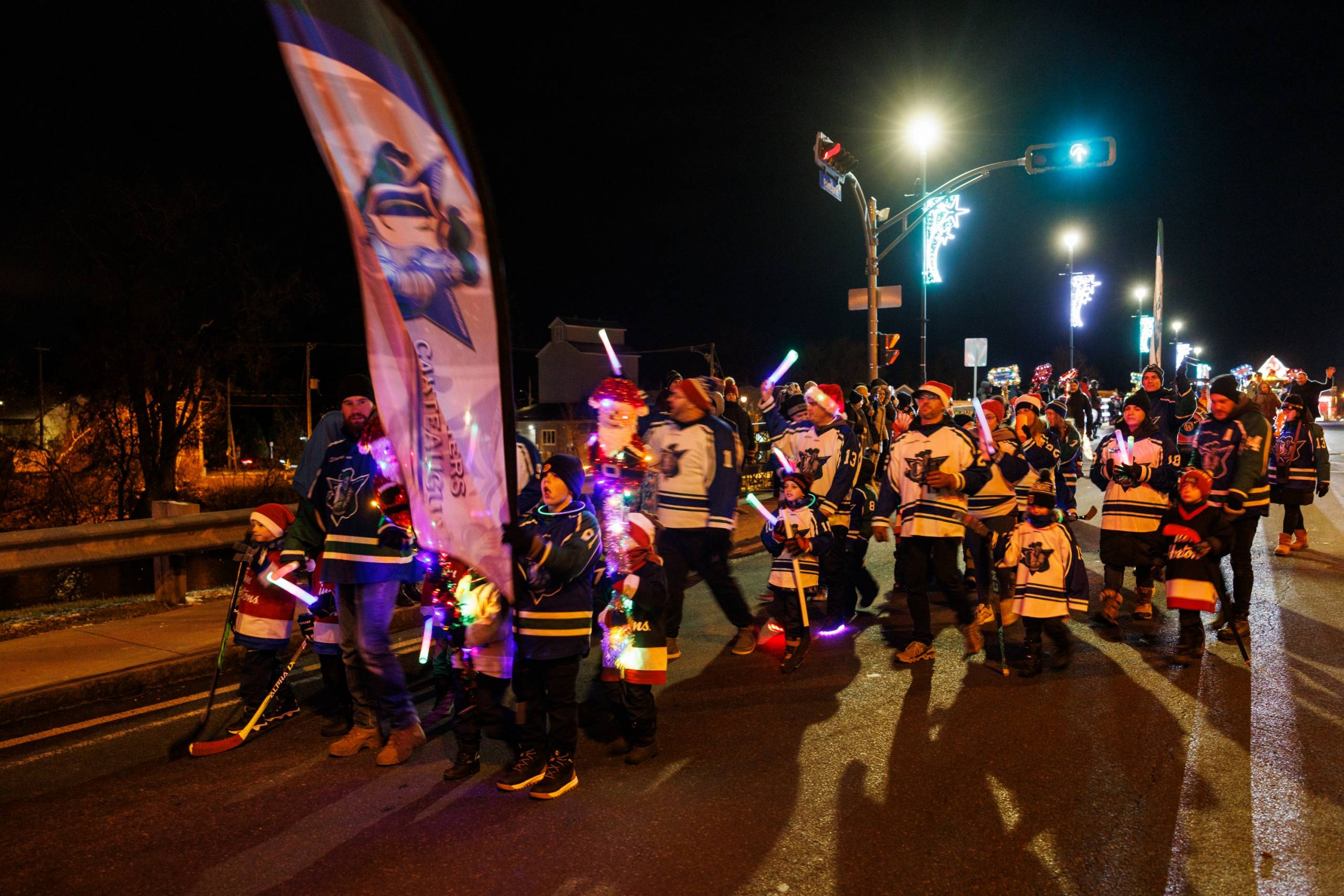 Un nouveau gars « nettoie » le talon du pneu