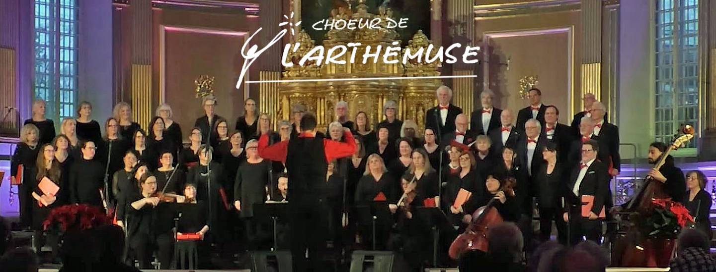 Une tortue et un chien partagent un repas