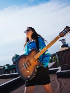 Marie-Claudel Chénard aux côtés de grands guitaristes québécois