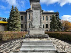 Le cénotaphe de Valleyfield retrouve enfin un propriétaire