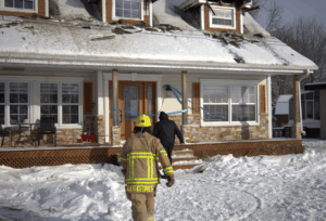 Les pompiers combattent les flammes et le froid à Les Cèdres