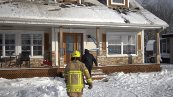 Les pompiers combattent les flammes et le froid à Les Cèdres