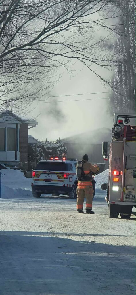 De la fumée sort d'un feu de garage à Beauharnois