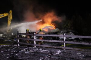 Voitures, bateaux et animaux dans un garage en flammes à Beauharnois