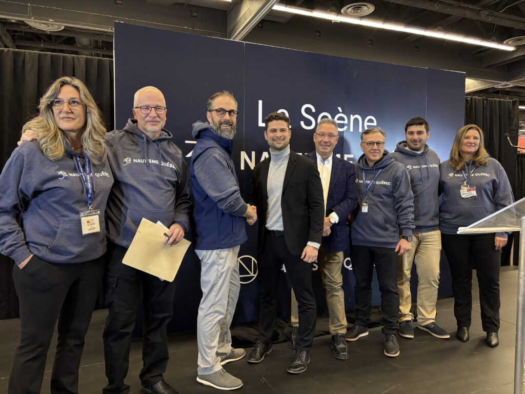 Le conseil d’administration de Nautisme Québec et le maire de Salaberry-de-Valleyfield, se sont réjouis lors du dévoilement du premier Salon du bateau à flot de Valleyfield qui aura lieu en septembre à la Marina de la Ville nautique. (Photo Journal Saint-François – Yanick Michaud)
