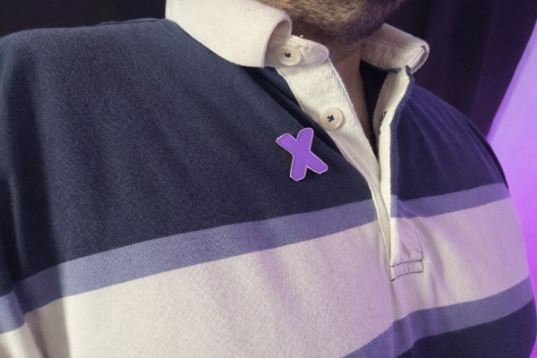 Le X mauve: nouveau symbole de la lutte à la violence à l’école