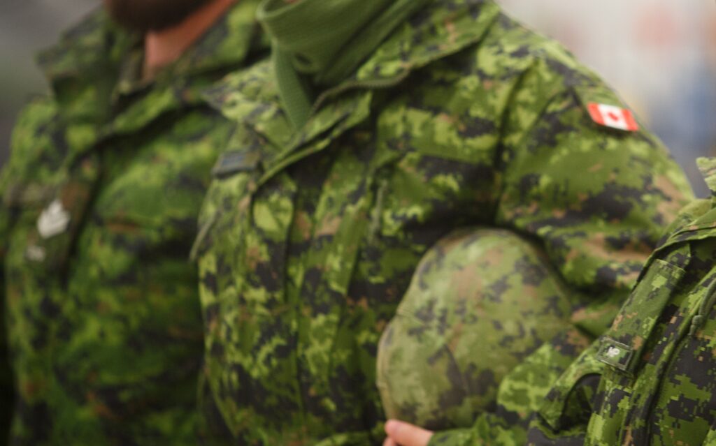 Un convoi militaire sur des autoroutes