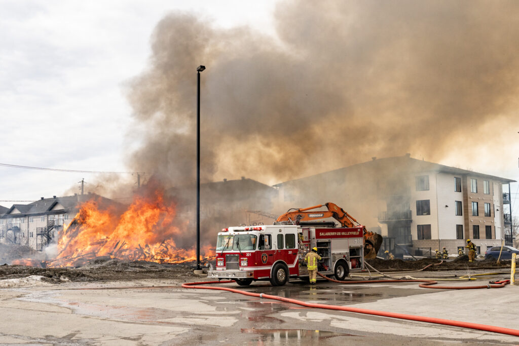 Un immeuble en construction rasé par les flammes