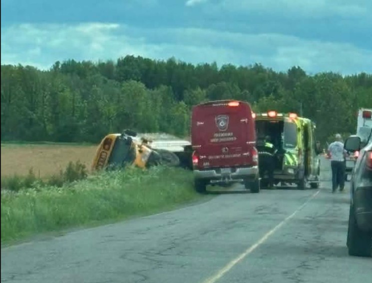 Un bus et ses élèves dans le fossé à Saint-Anicet