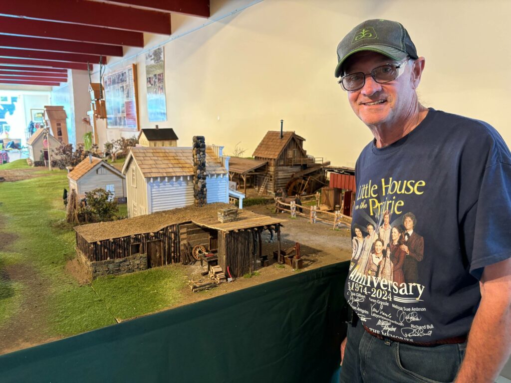 Le maquettiste Marc Walsh expose : La Petite Maison dans la prairie reprend vie dans Walnut Grove