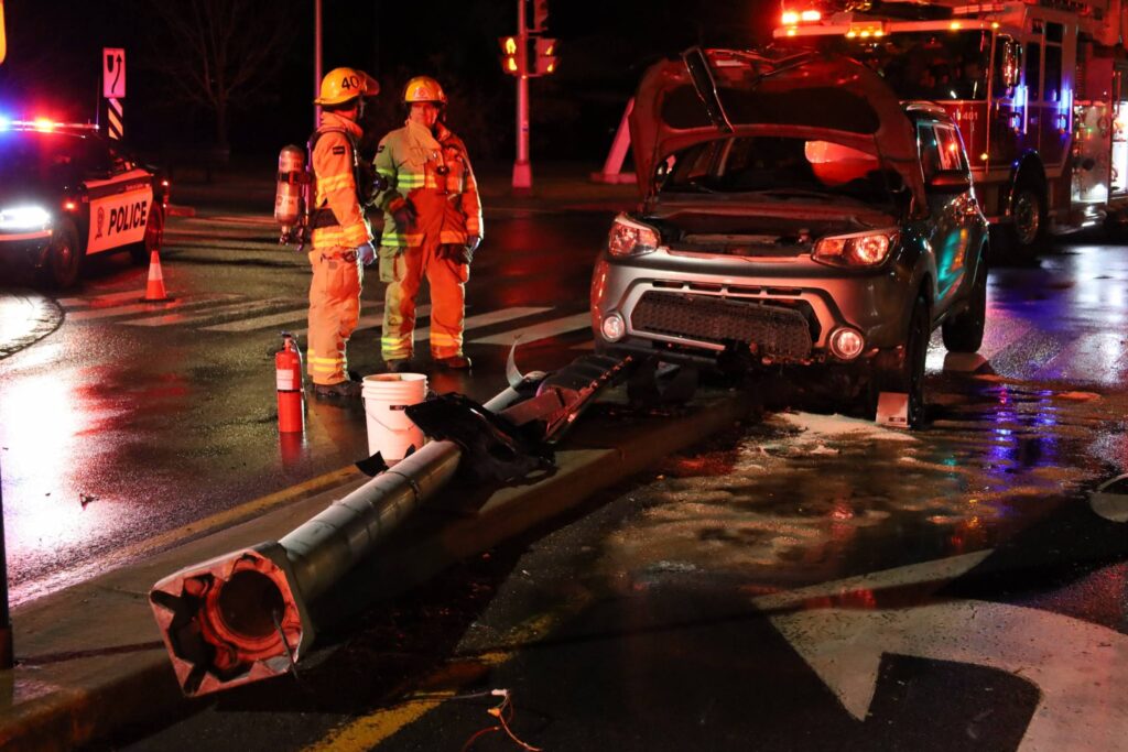Lampadaire renversé par un véhicule, rue Maden