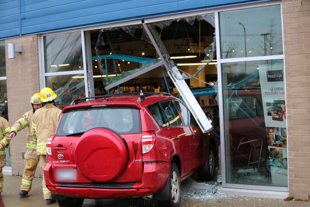 Saint-Constant : une automobiliste fracasse la Librairie Boyer