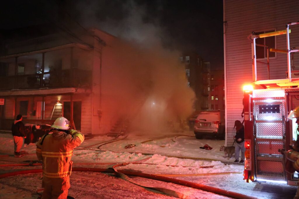 Incendie rue Ellice : trois personnes dirigées à l’hôpital