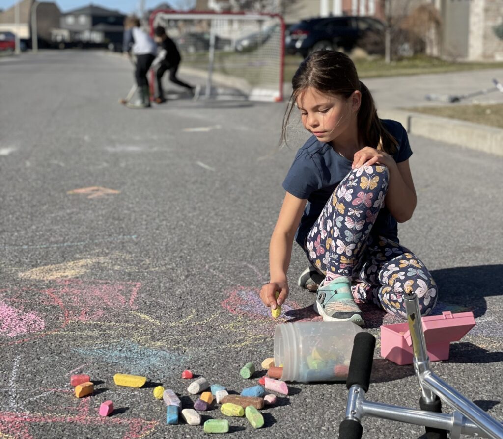 Fête du voisinage et jeu libre encadré dans la rue