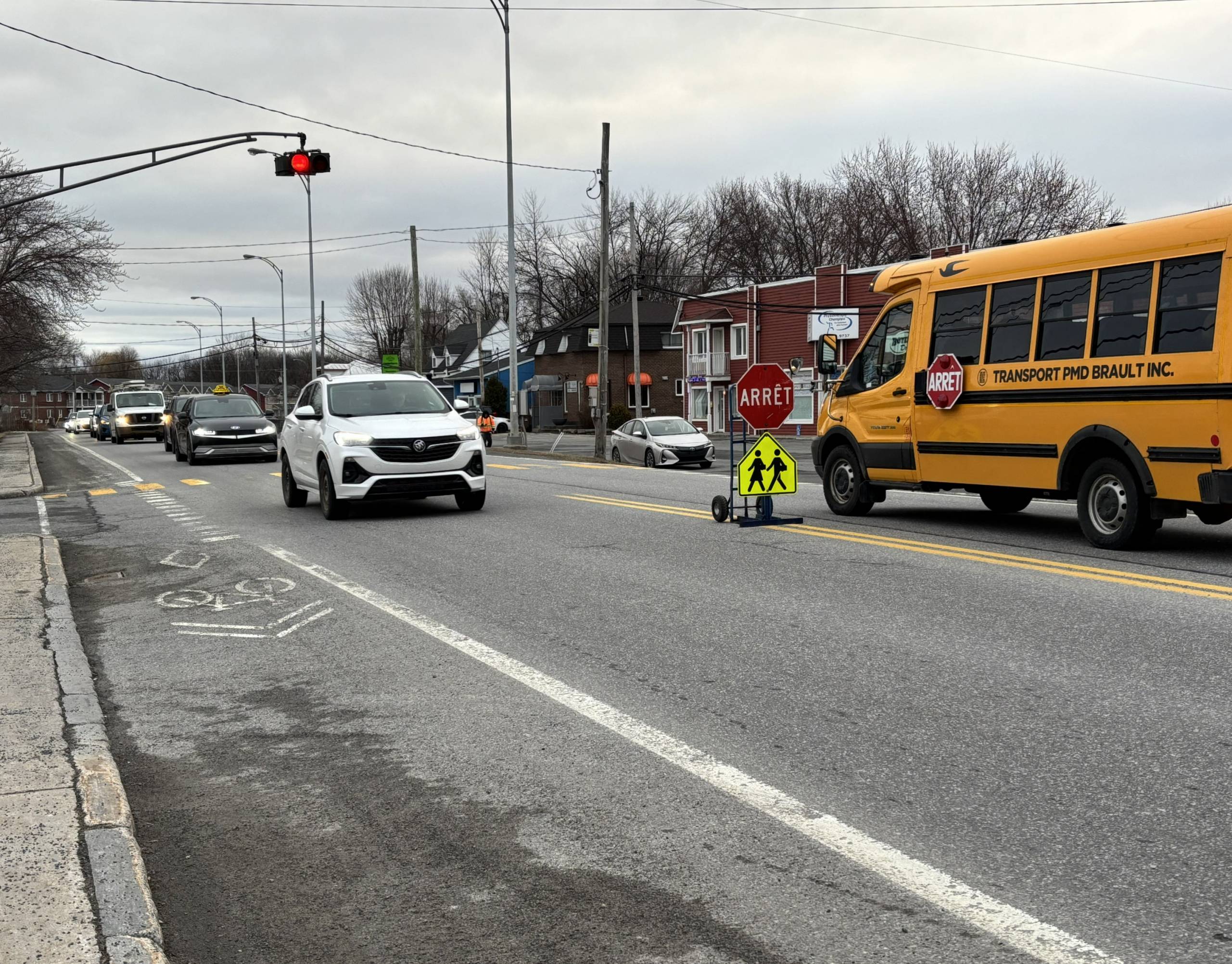 Implantés devant une école: des panneaux d’arrêt mobiles remplacés