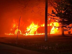 Deux véhicules incendiés à Saint-Zotique