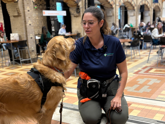 La TES Camille Deschamps a rapidement constaté les impacts positifs de la présence animalière dans ses interventions avec les étudiants.