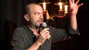 Un Zapartiste sur la scène de La Factrie