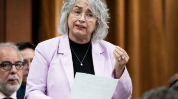 La députée Claude DeBellefeuille s’oppose à la fermeture des bureaux de postes ruraux