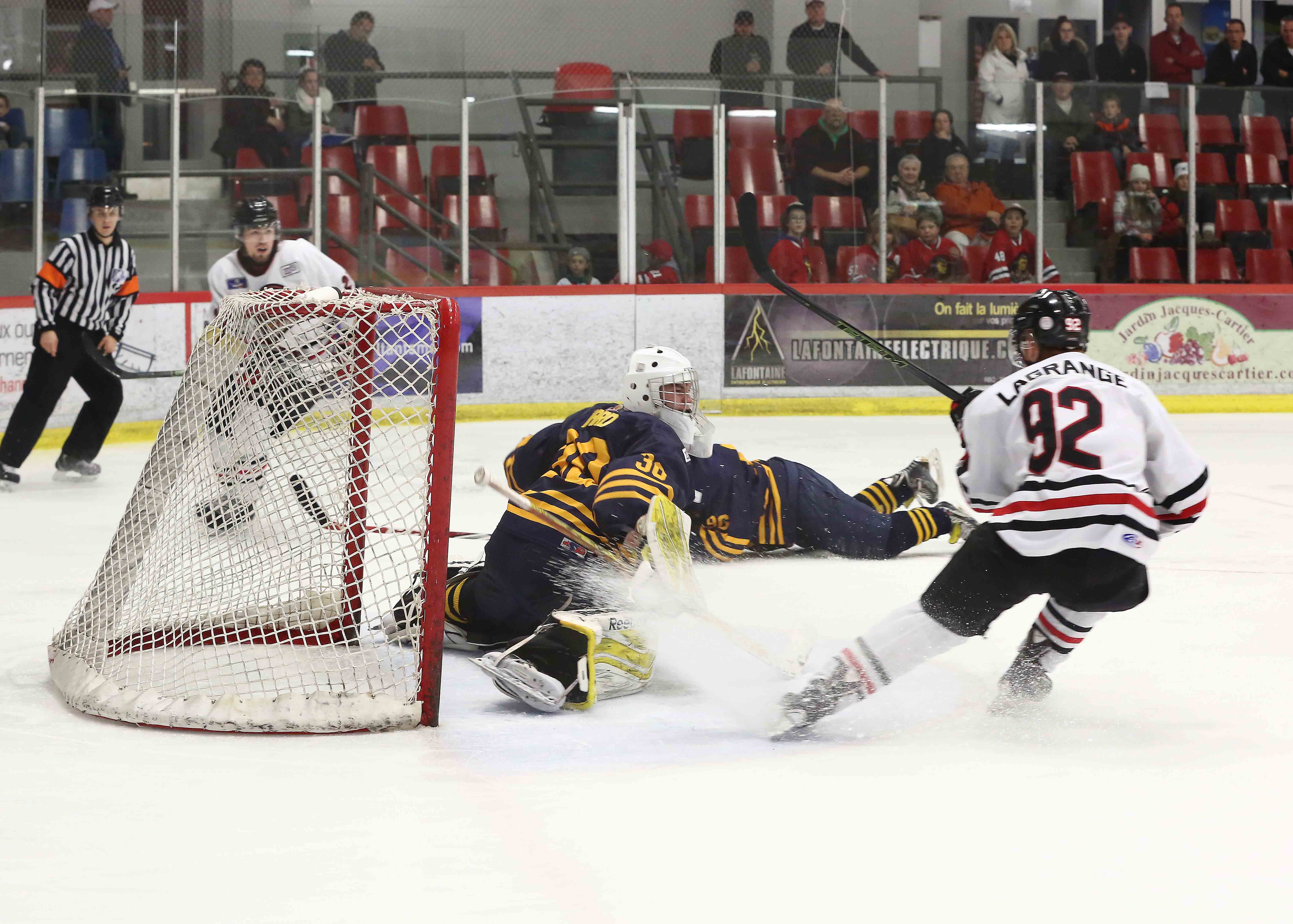Une foule comblée à moitié