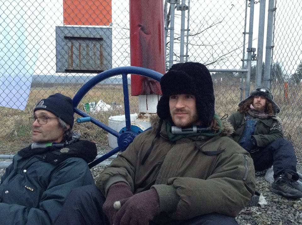 Image illustrant l'article: Deux citoyens enchaînés à une valve d'Enbridge