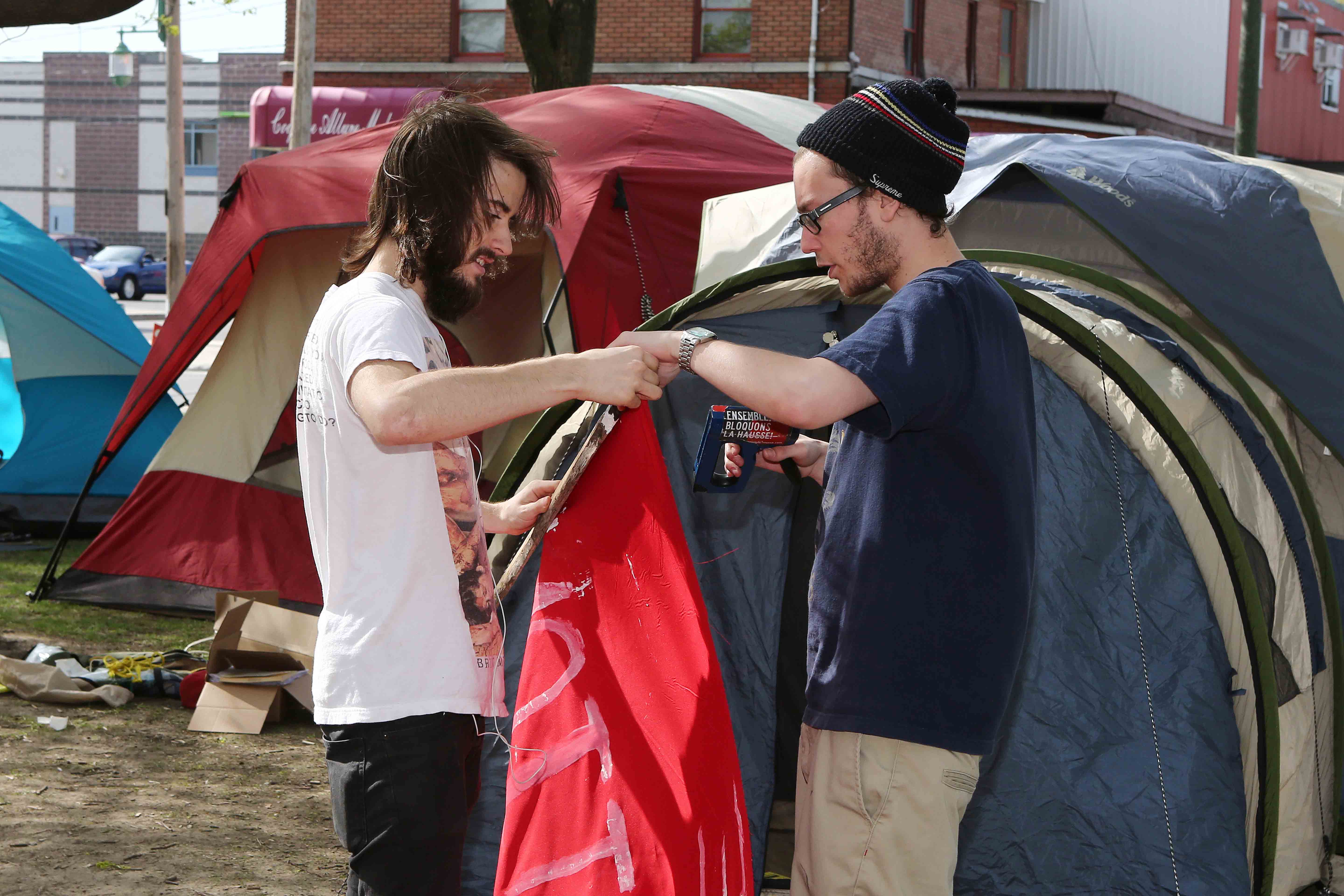 Campement anti-austérité sur le terrain du Collège