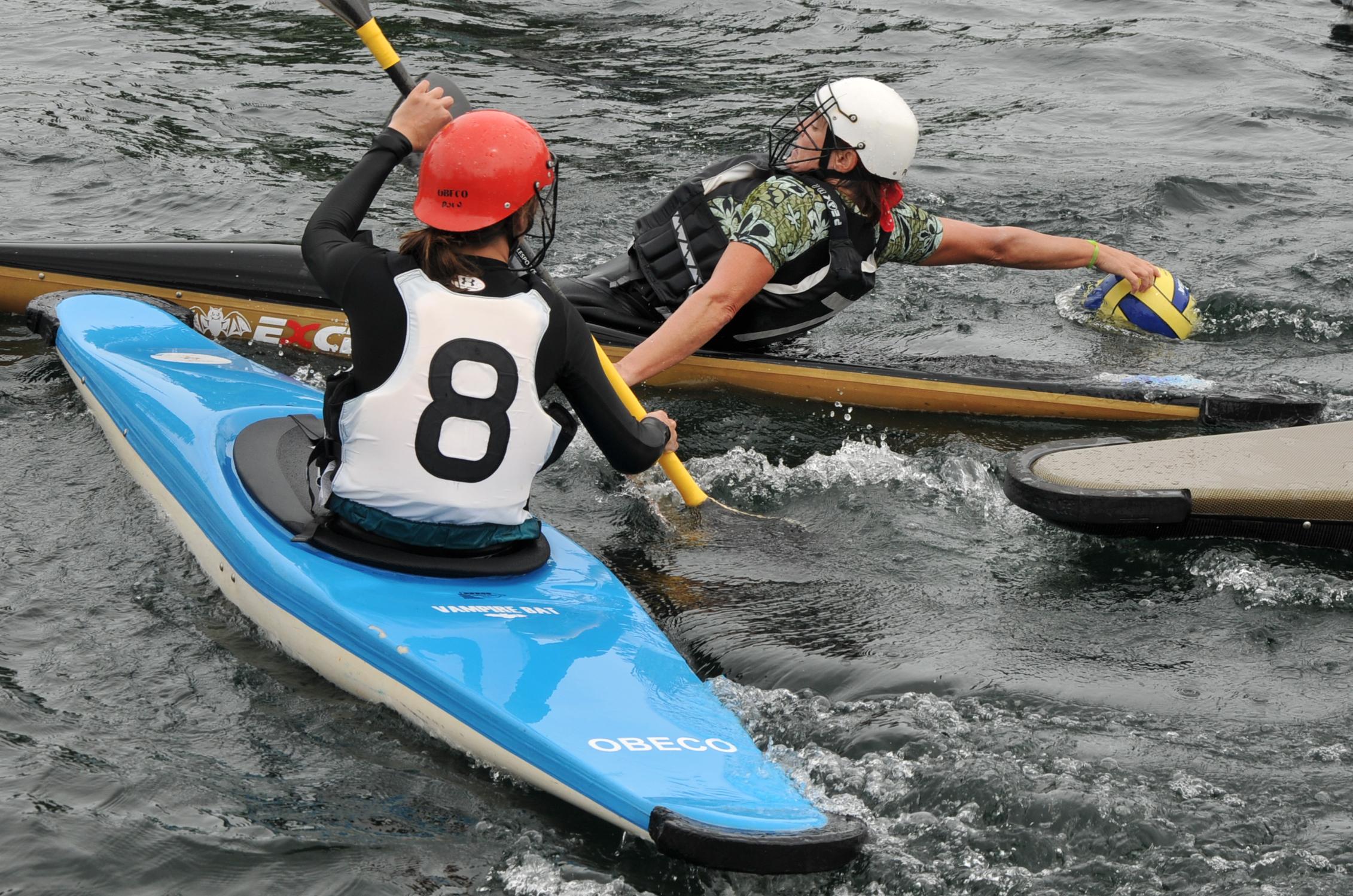 Plus de 100 kayakistes vont frapper le ballon dans le Vieux canal