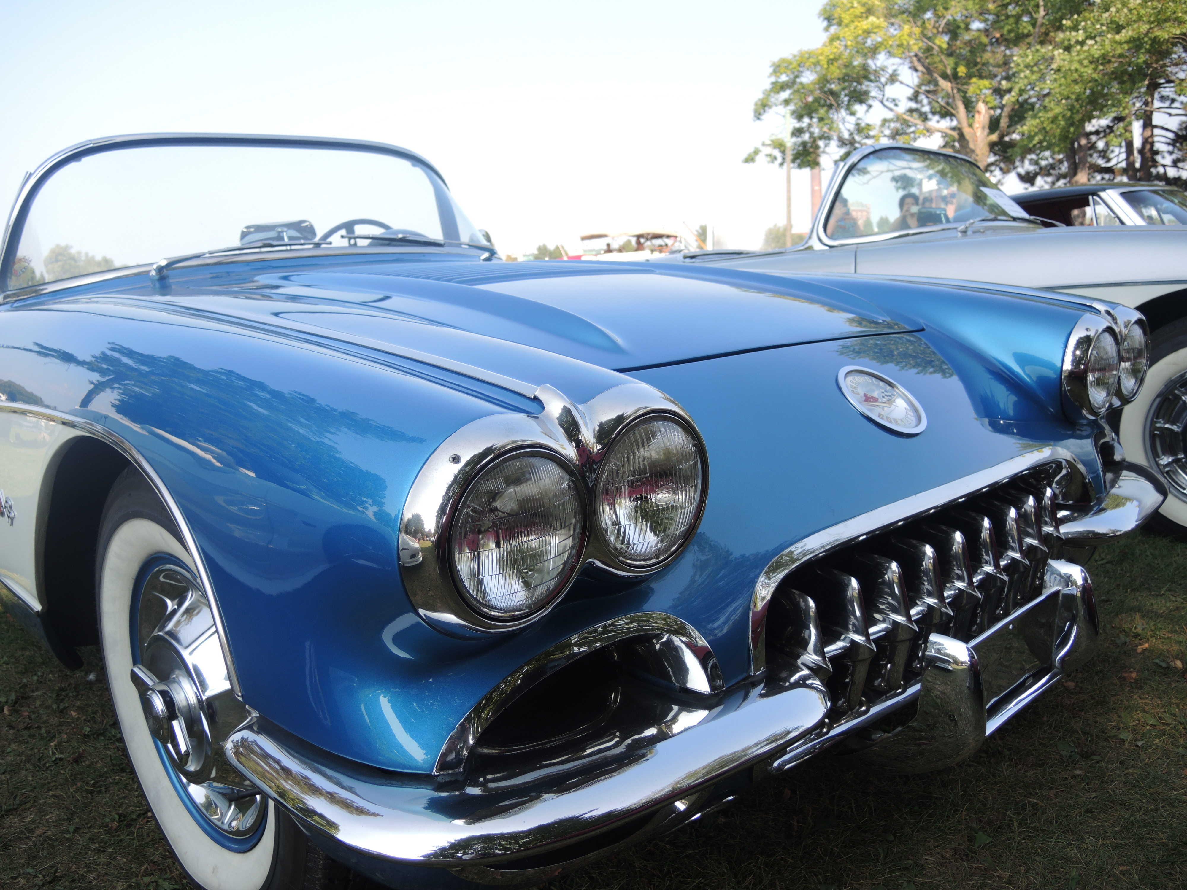 Plus de 400 voitures anciennes font tourner les têtes