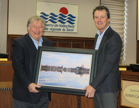 Cadeau de départ pour le directeur du Collège