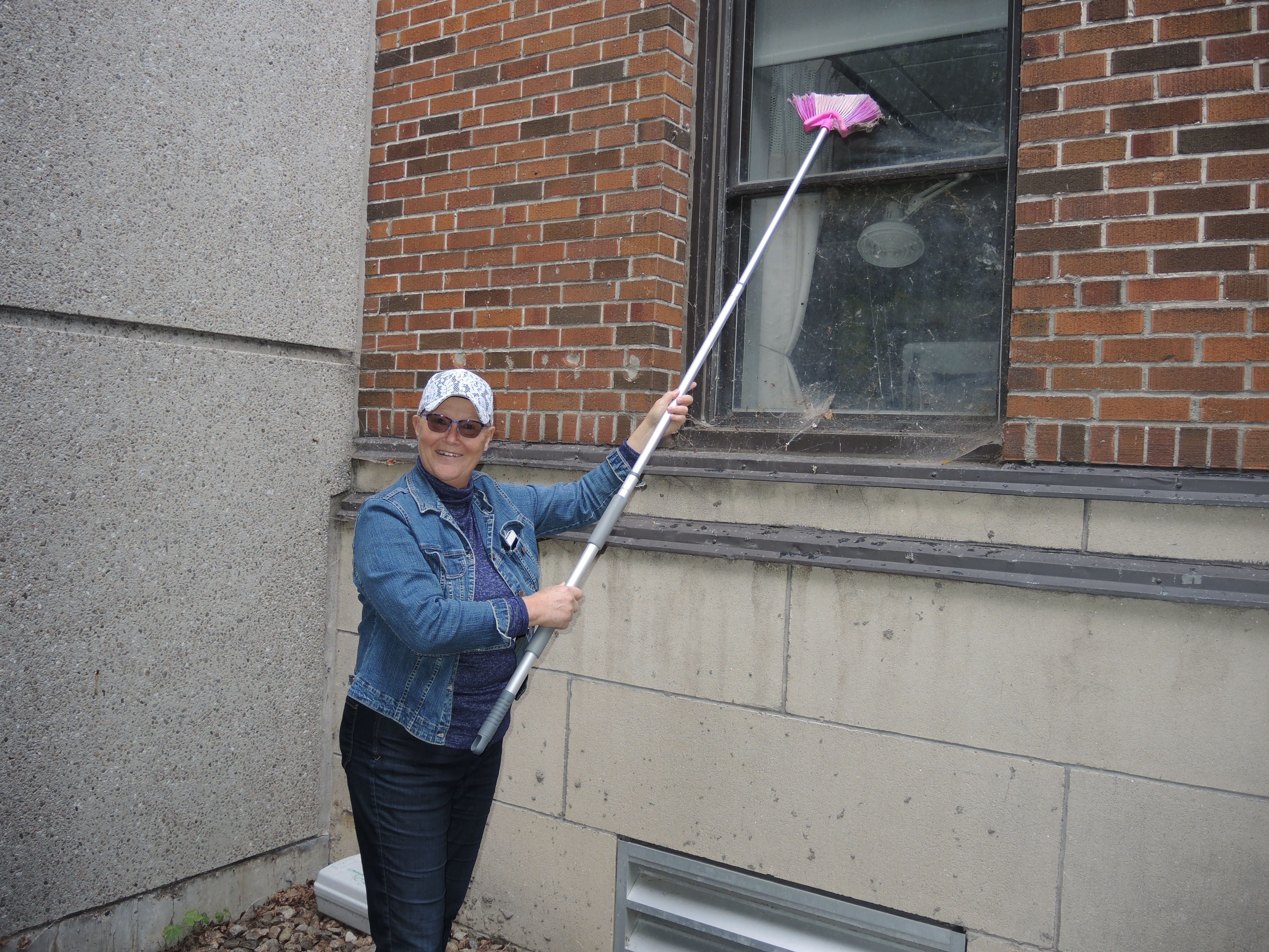 Une dame atteinte d’un cancer lave elle-même les fenêtres de l’hôpital