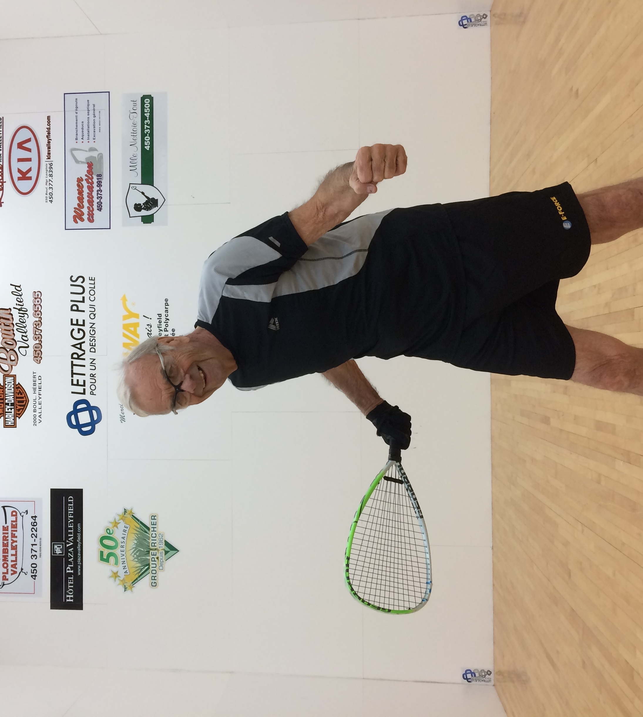 Actif dans les courts de racquetball à sa 80e année