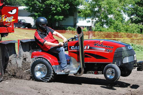 Compétition de mini-tracteurs modifiés à Sainte-Justine-de-Newton