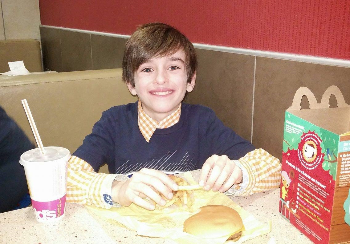 Trop risqué de manger du McDonald’s pour le petit Mathis