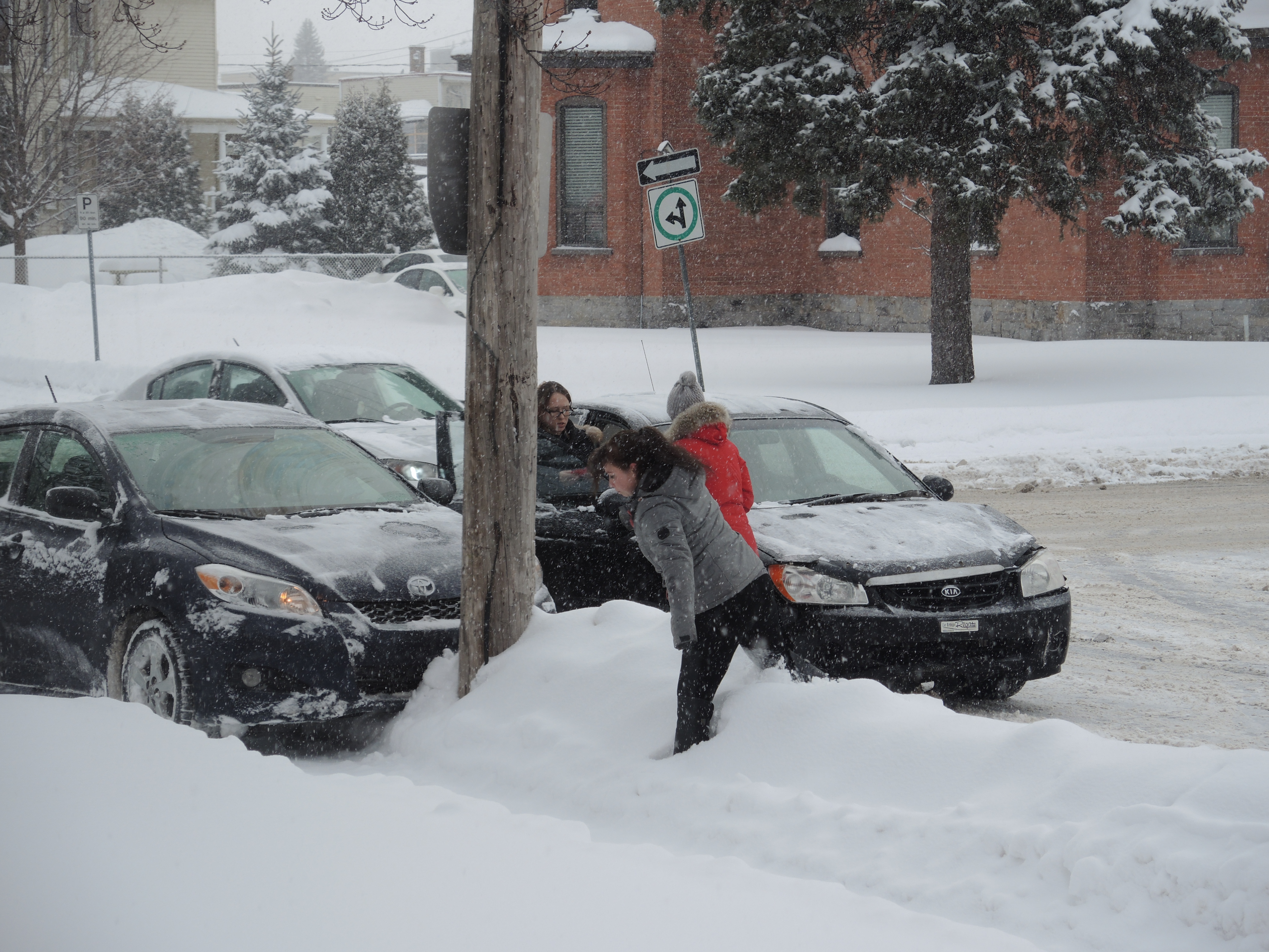 Chaussée glissante et tôle froissée
