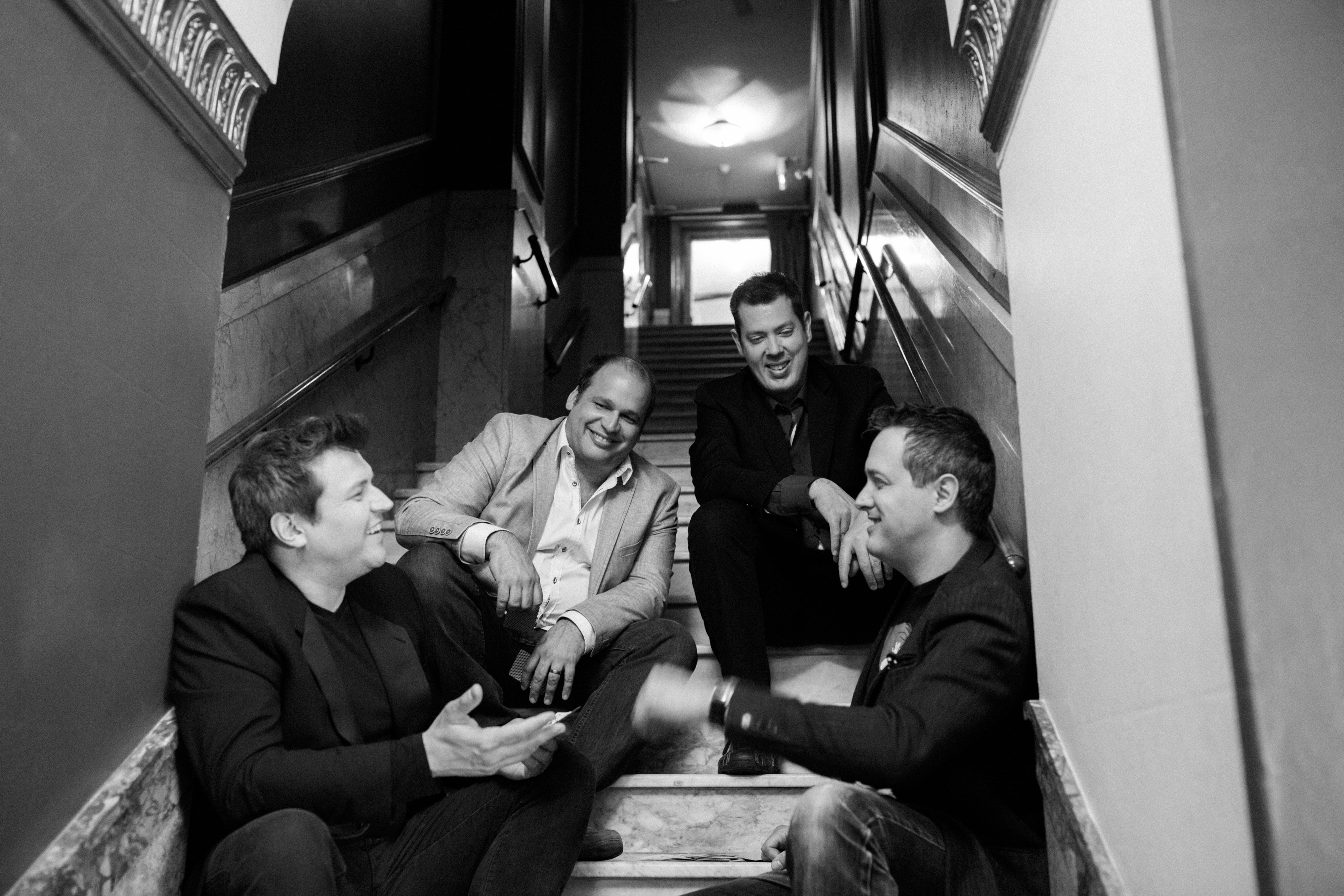 Quatre voix chantent le sérieux avec humour