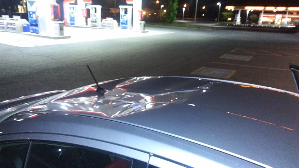 Une grosse roche lancée sur le toit d&rsquo;une voiture