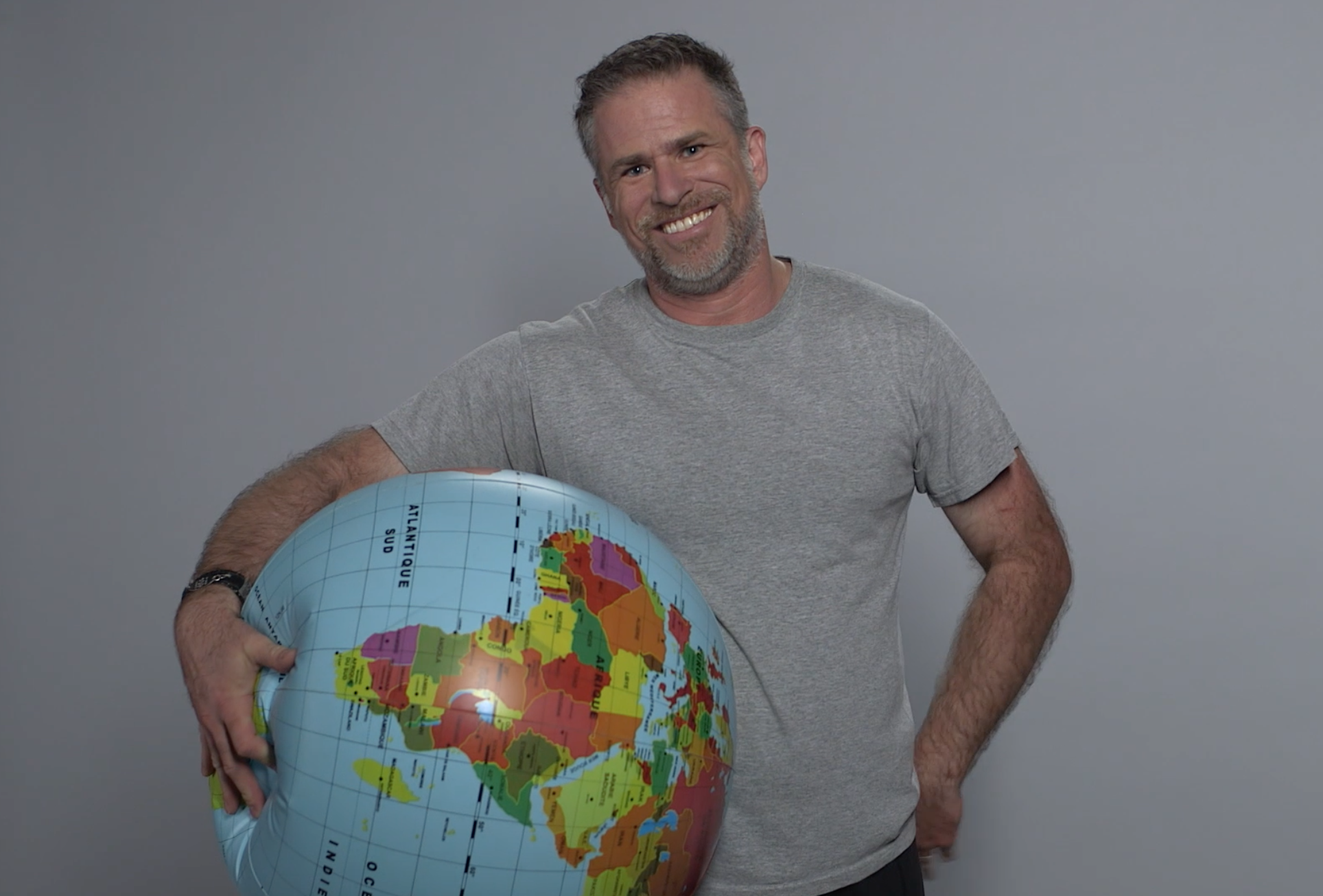 Un journaliste offre un passeport pour le monde sur grand écran