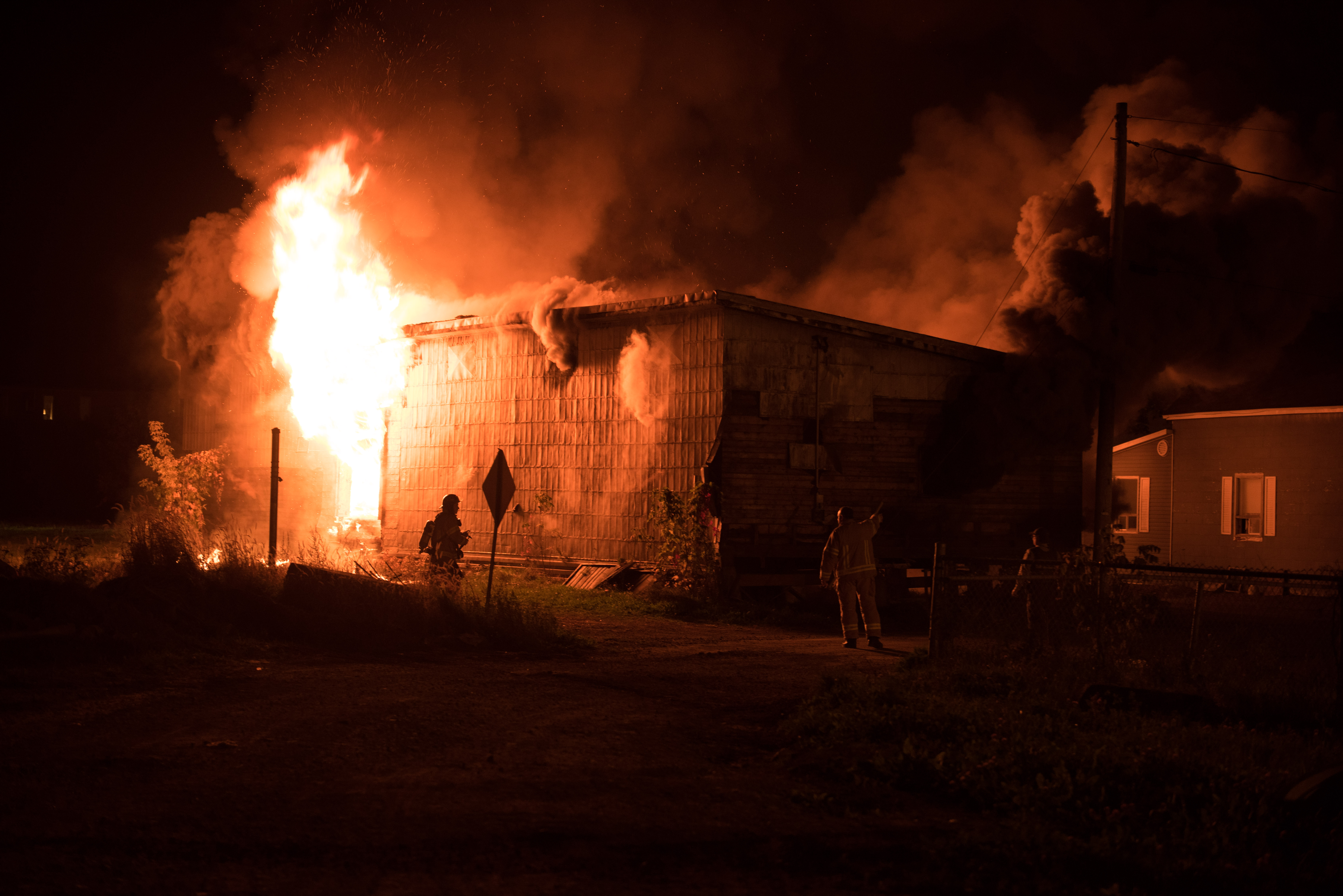 Un immeuble abandonné en flammes au centre-ville