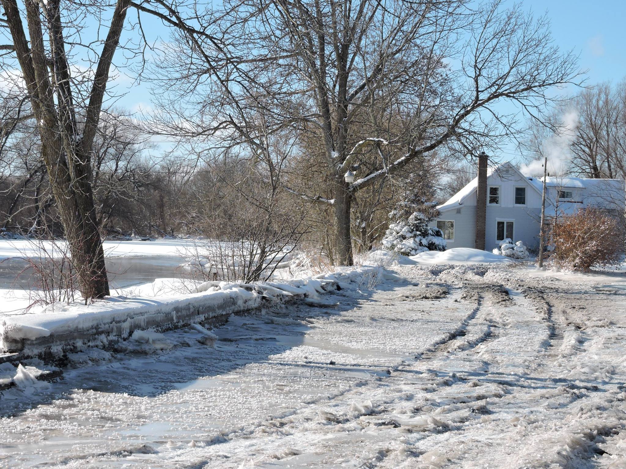 Des résidents de Dundee isolés par le débordement de la rivière aux Saumons