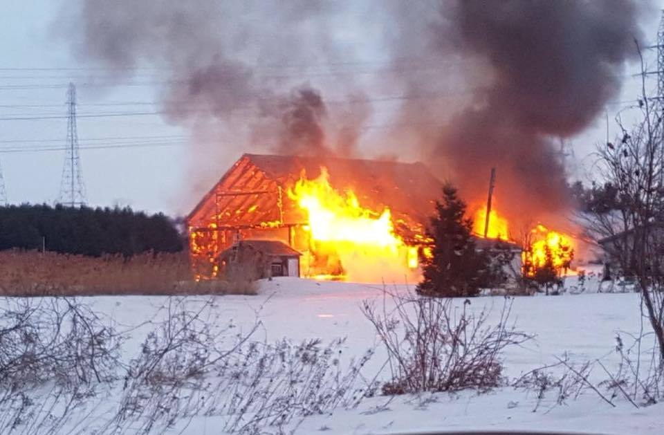 Les Cèdres: une grange s’embrase sur le chemin du Fleuve