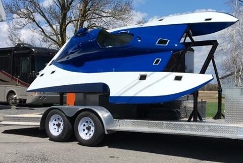 A qui appartient le bateau mystère?