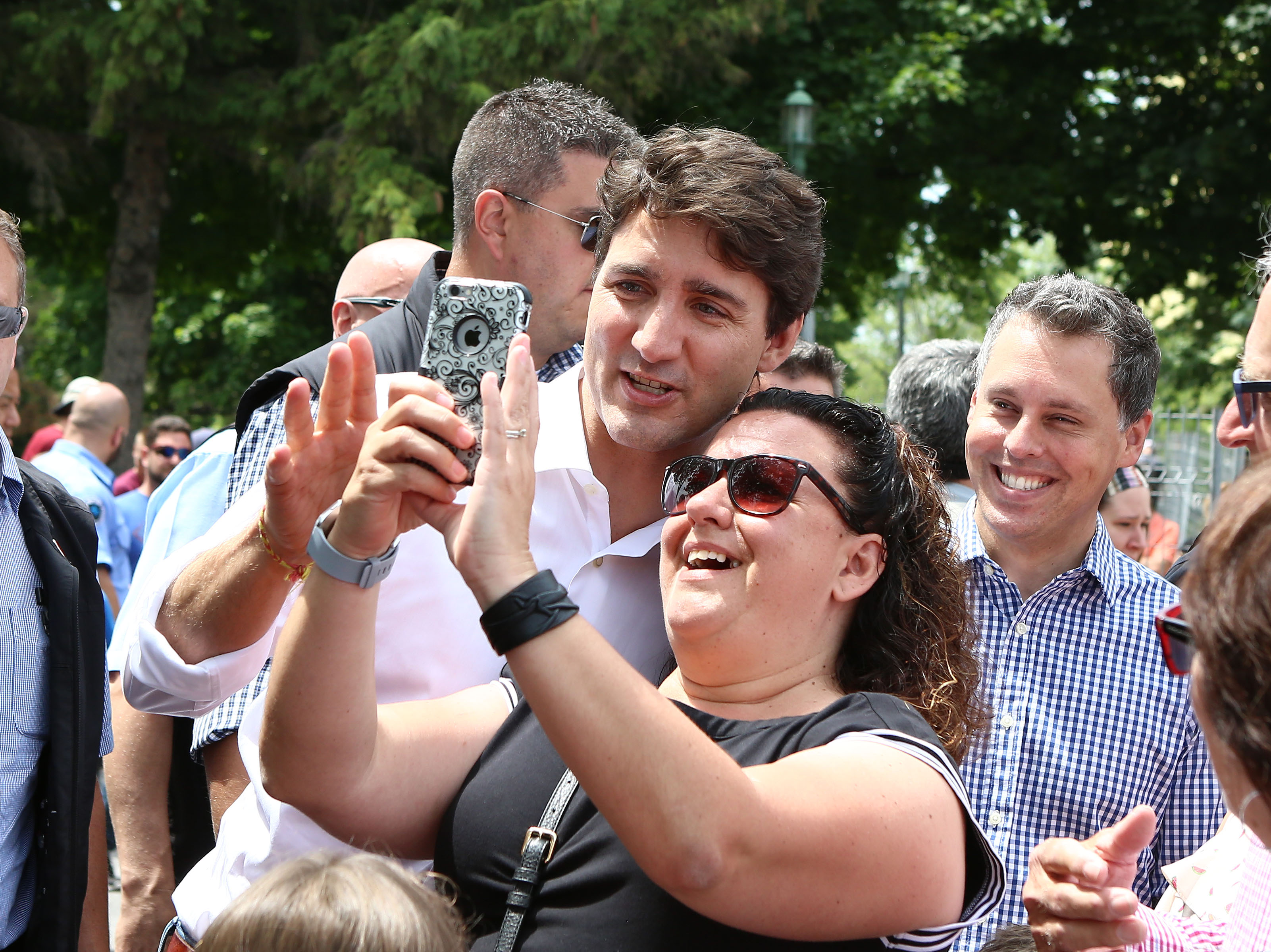 Une pluie de selfies pour Justin Trudeau à la Fête nationale de Salaberry-de-Valleyfield