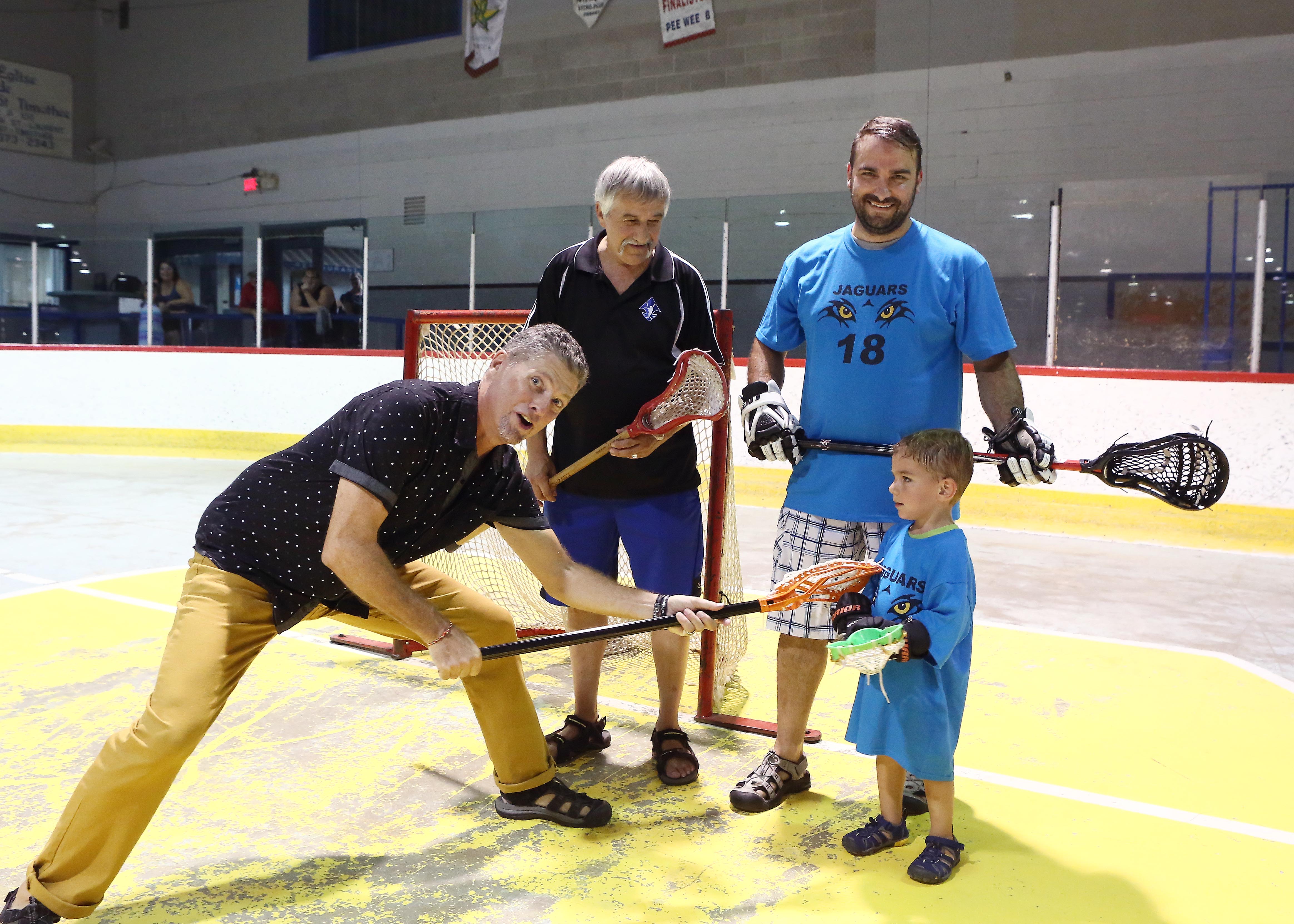 Image illustrant l'article: Le comédien Dominic Philie rencontre les jeunes joueurs de crosse