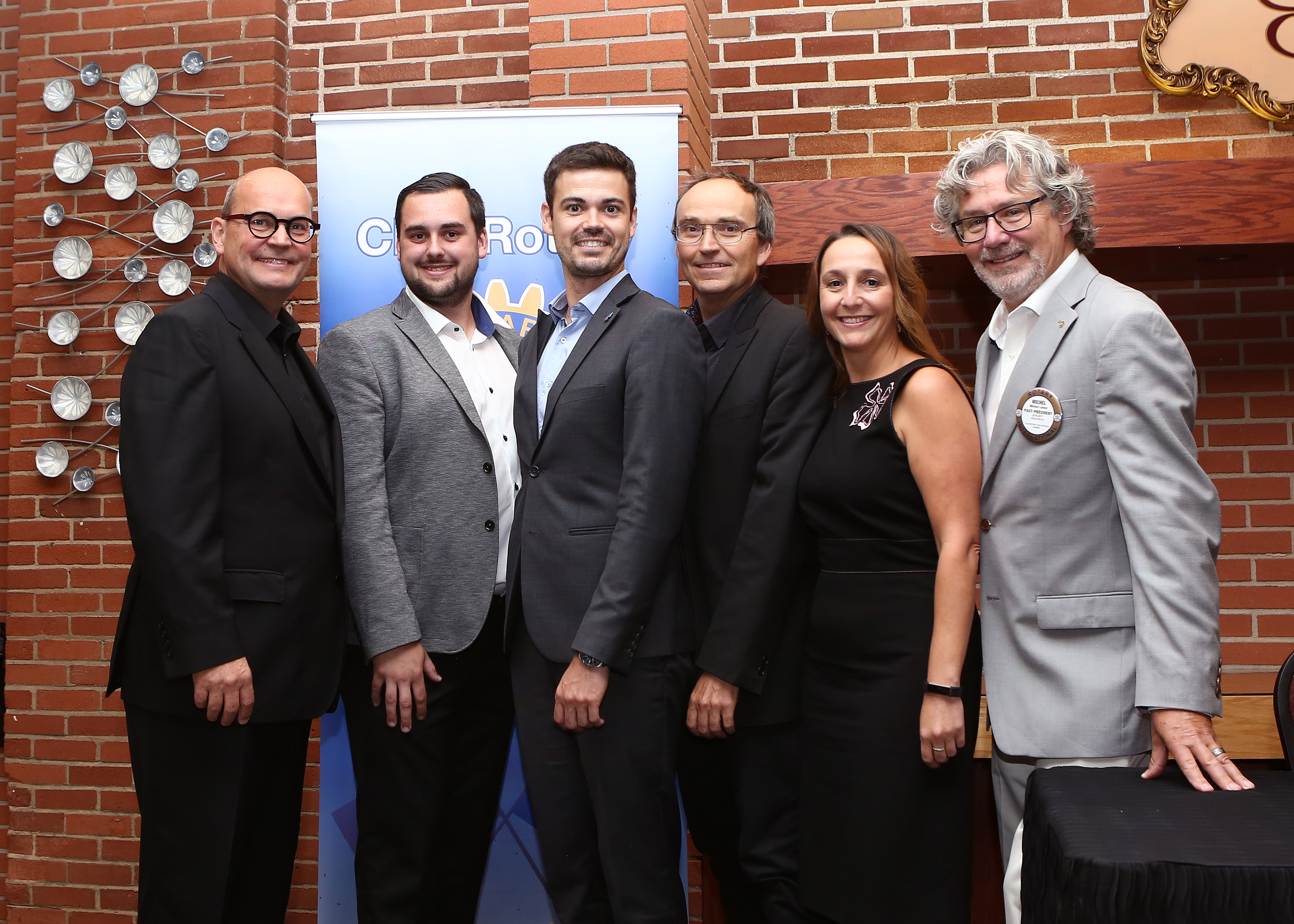 Image illustrant l'article: Les candidats solides devant l’auditoire du Club Rotary