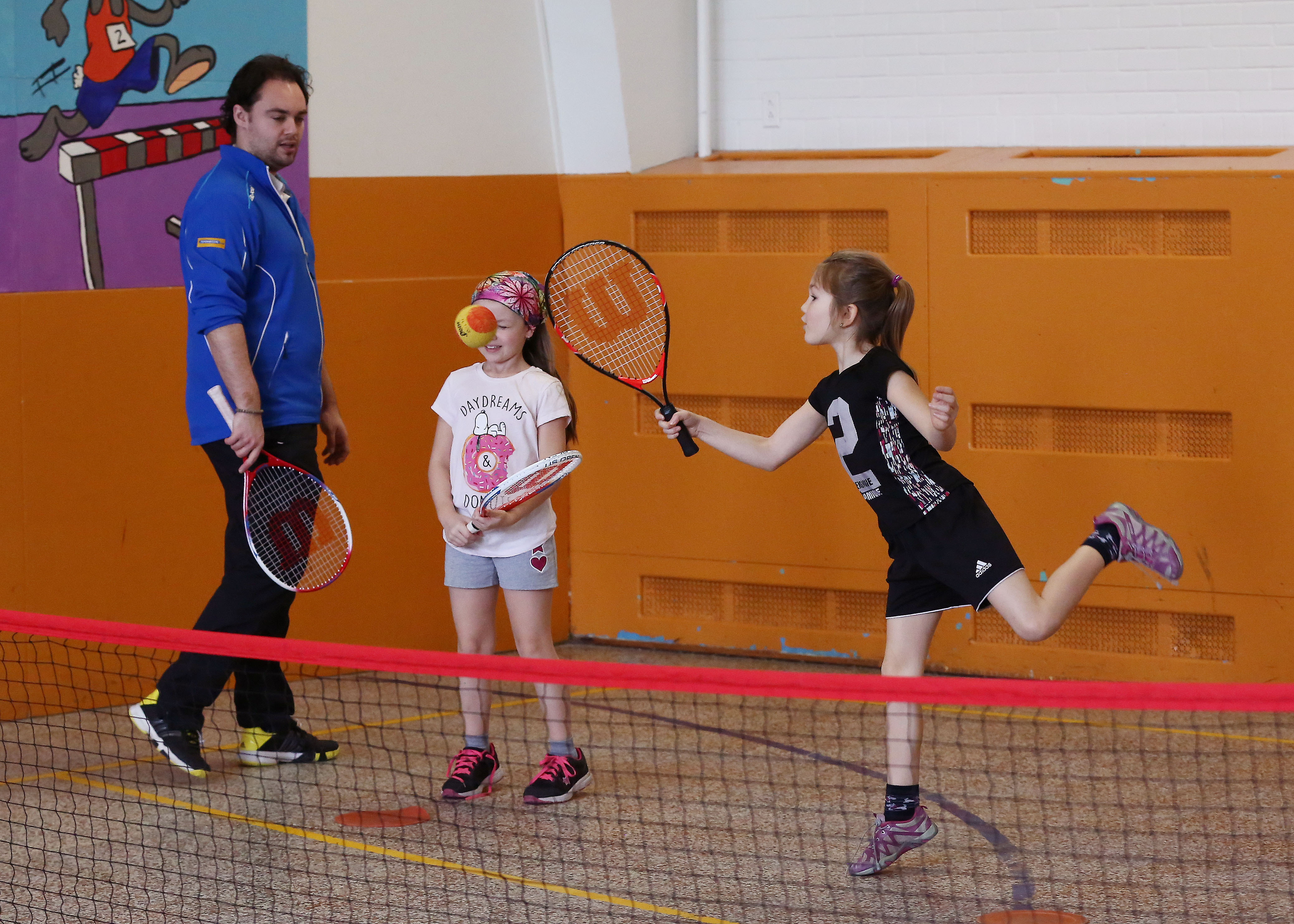 Servir le tennis pour adopter de saines habitudes de vie