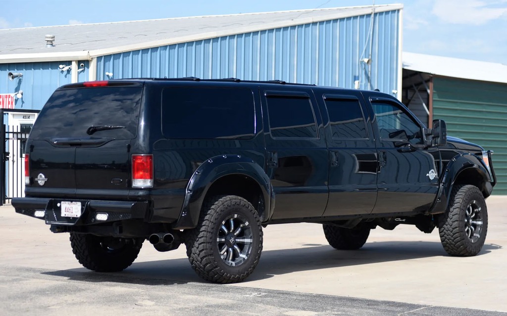 Image illustrant l'article: Ford Excursion reconstruit et modifié : besoin d'une tonne d’espace?