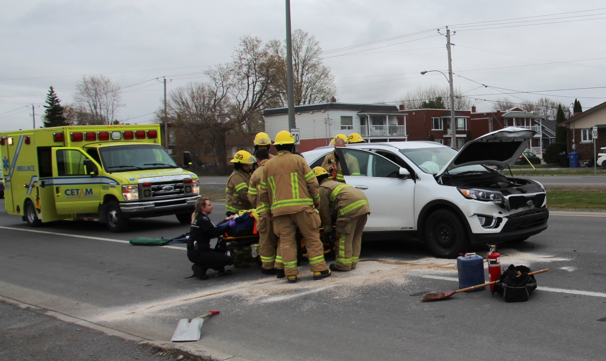 Image illustrant l'article: Camion embouti par un VUS : une passagère blessée