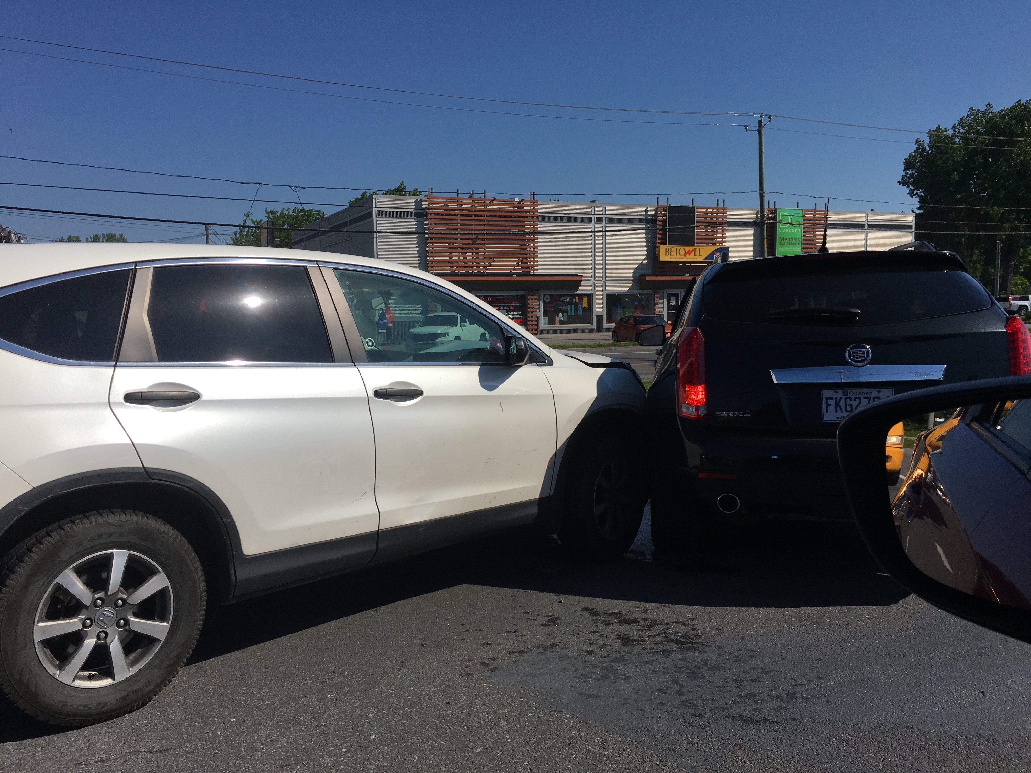 Collision impliquant deux voitures sur Mgr-Langlois