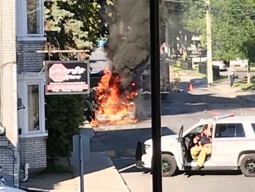 Camion en flammes sur la rue du Marché